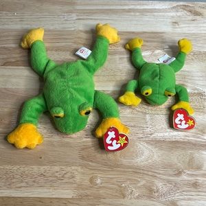 Vintage smoochy and smoochy the frog teenie beanie babies